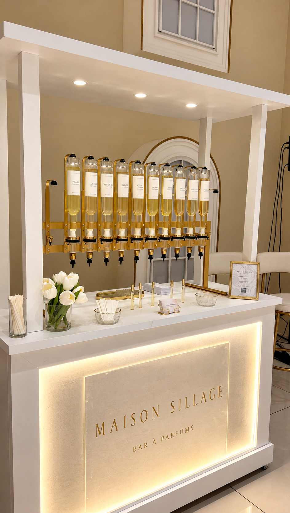 Bar à parfum Maison Sillage sous son toit lumineux, ses flacons dorés alignés sur le comptoir