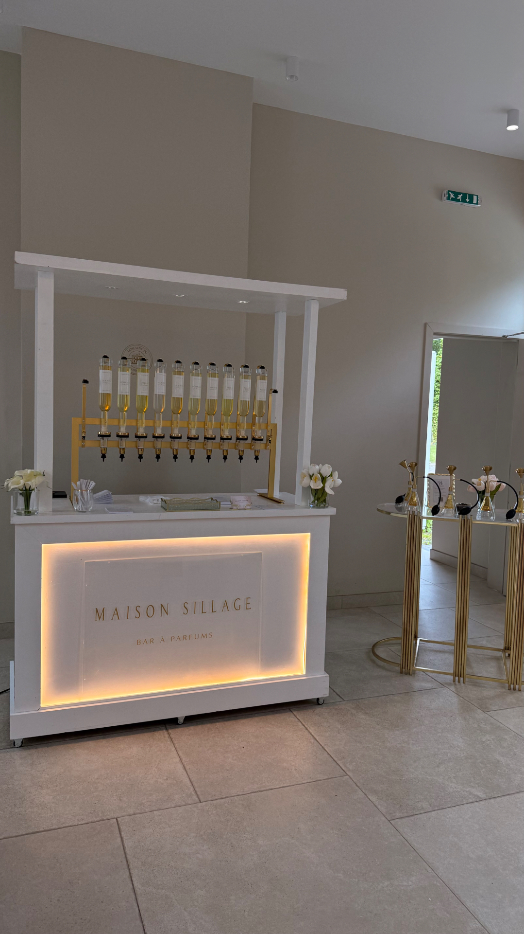 Bar à parfum en salle, vaporisateurs rétro sur une table d’appoint dorée